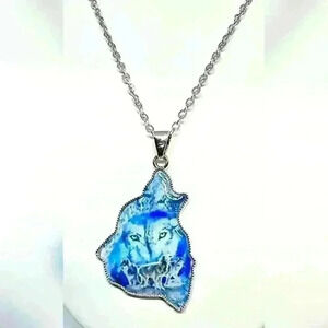 NWOT  Beautiful Wolf Necklace